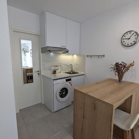 Modern & Cozy Studio W/ Backyard Near City Center Limassol Bagian luar foto