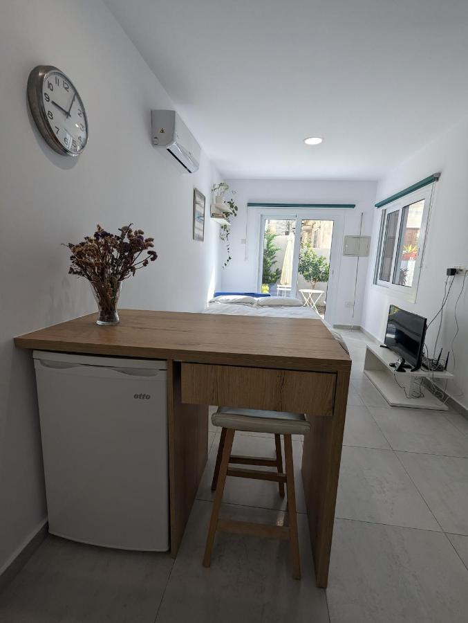 Modern & Cozy Studio W/ Backyard Near City Center Limassol Bagian luar foto